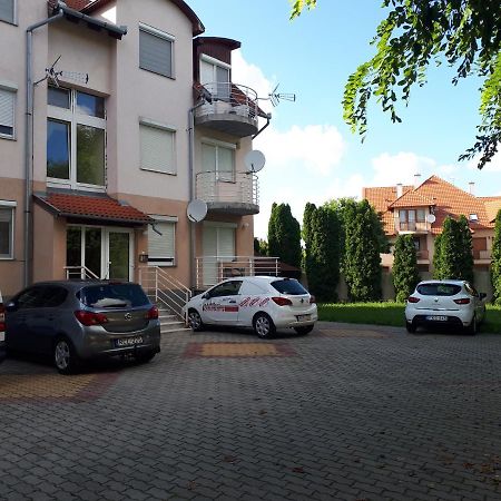 Katalin Apartman ไฮจ์ดุสโซบอสโล ภายนอก รูปภาพ