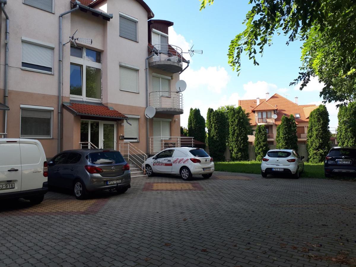 Katalin Apartman ไฮจ์ดุสโซบอสโล ภายนอก รูปภาพ